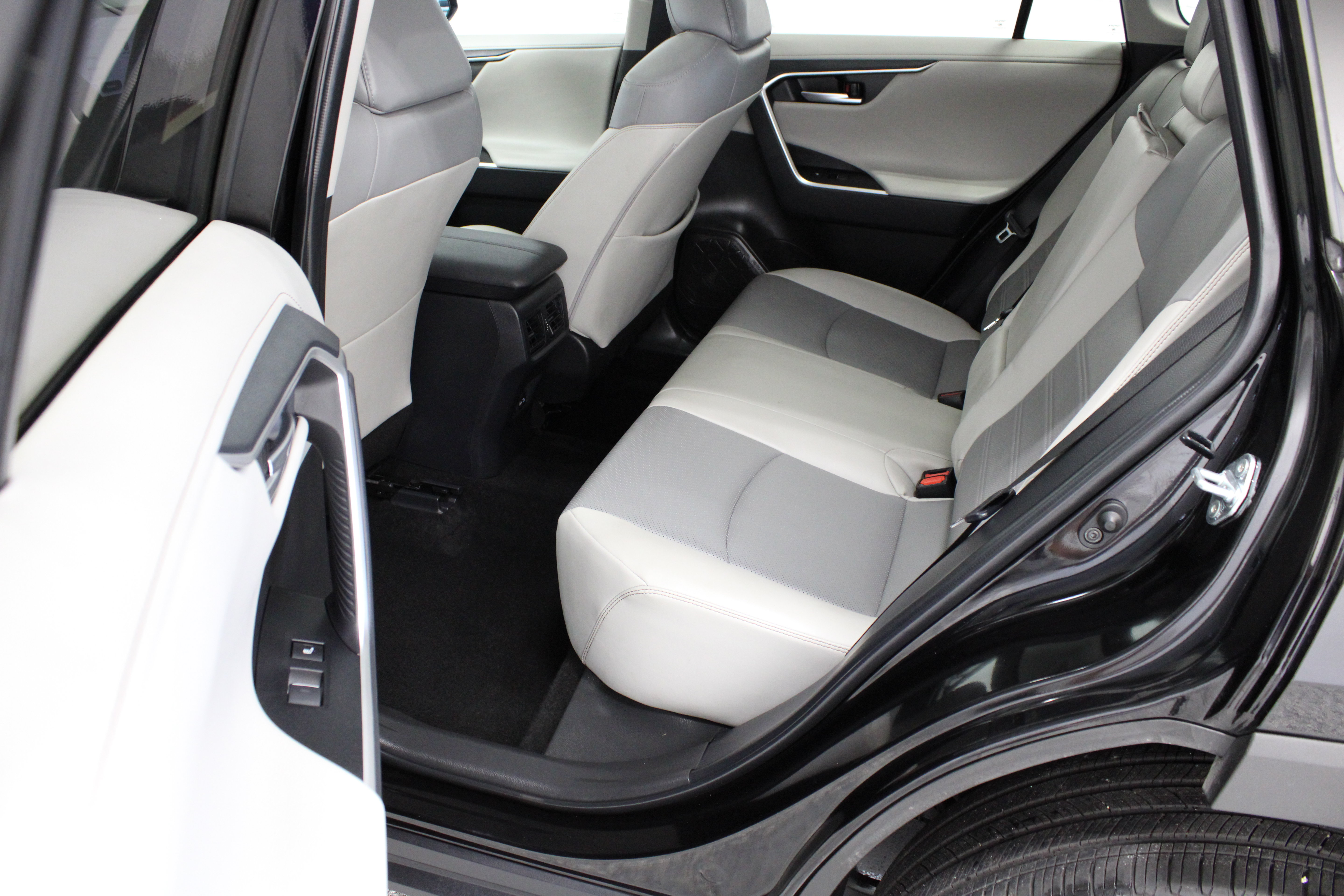 Used 2025 Toyota RAV4 Limited w/ Weather Package AWD/4WD image 30