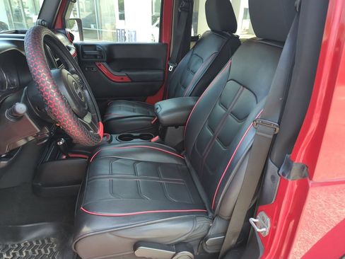 Used 2011 Jeep Wrangler Sahara w/ Connectivity Group AWD/4WD image 12