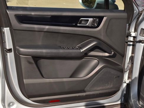 Used 2023 Porsche Cayenne Platinum Edition image 33