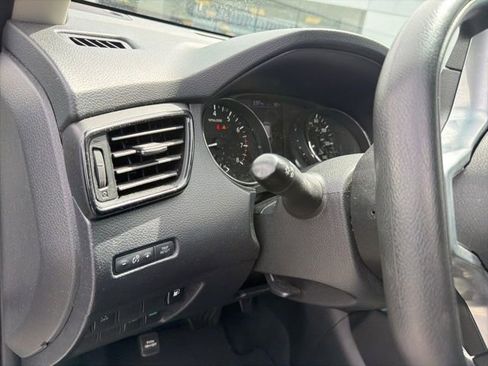 Used 2018 Nissan Rogue S image 22