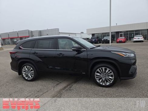 New 2026 Toyota Highlander Platinum image 2