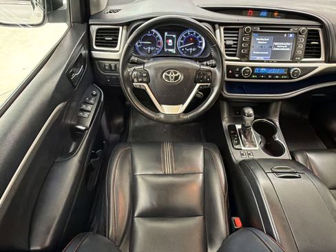 Used 2019 Toyota Highlander SE FWD image 27