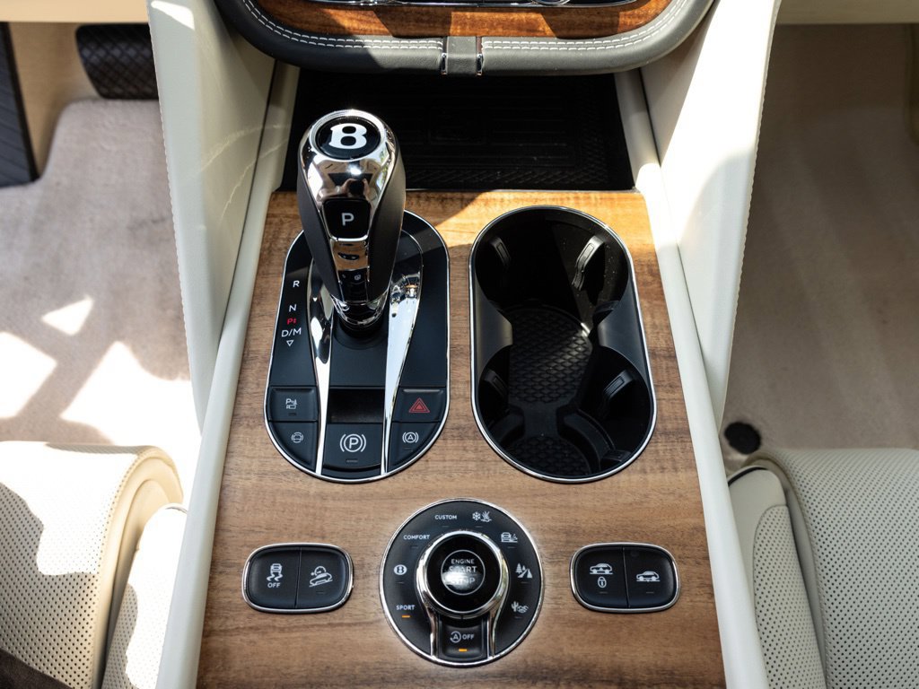 Used 2025 Bentley Bentayga AWD/4WD image 48