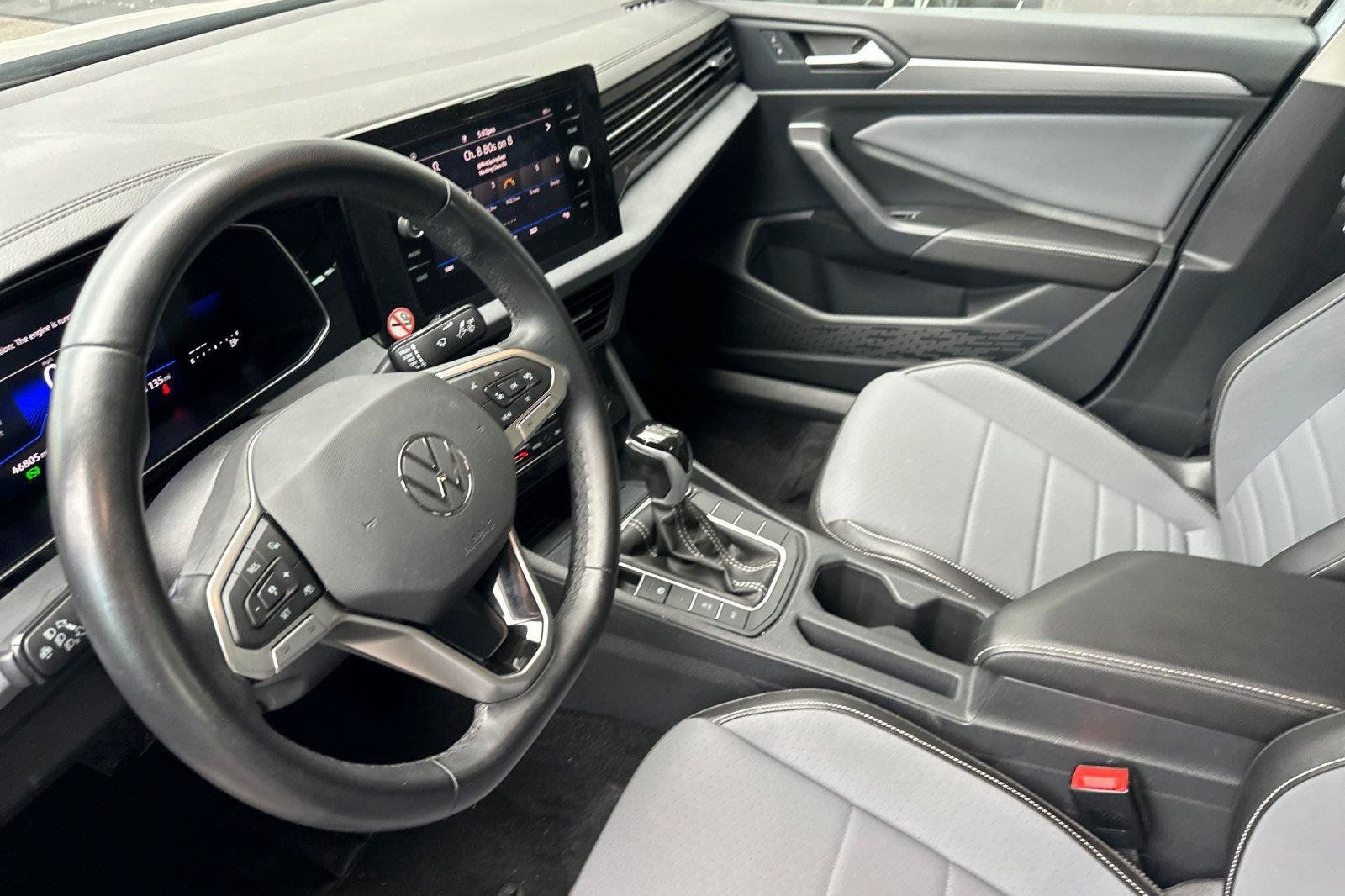 Certified 2025 Volkswagen Jetta SE FWD image 10