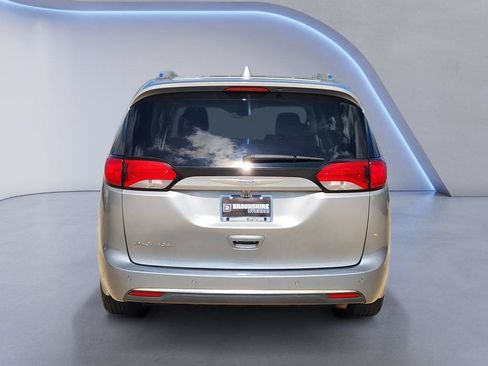 Used 2018 Chrysler Pacifica Touring-L FWD image 8