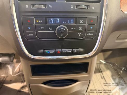 Used 2016 Chrysler Town & Country Touring FWD image 21