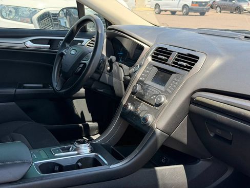 Used 2017 Ford Fusion SE FWD image 28