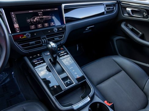 Certified 2022 Porsche Macan image 38