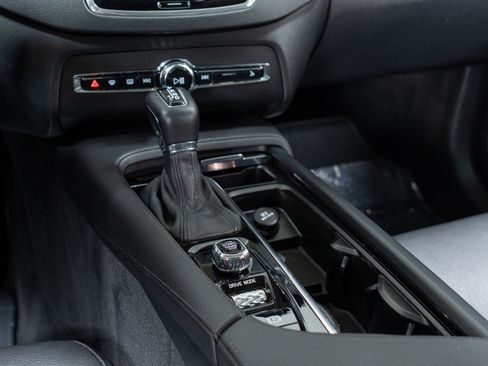 Used 2020 Volvo XC90 T6 Momentum image 20