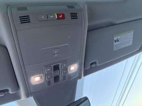 Certified 2023 Volkswagen Tiguan SE w/ Panoramic Sunroof Package image 7