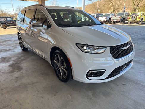 Used 2024 Chrysler Pacifica Pinnacle w/ Trailer Tow Group image 3