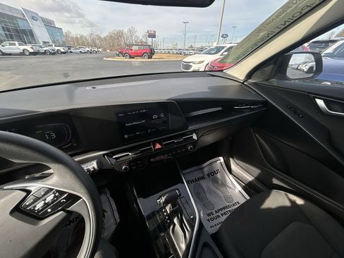 Used 2024 Kia Niro LX image 12