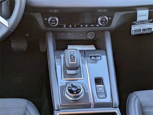 New 2025 Mitsubishi Outlander SE image 22