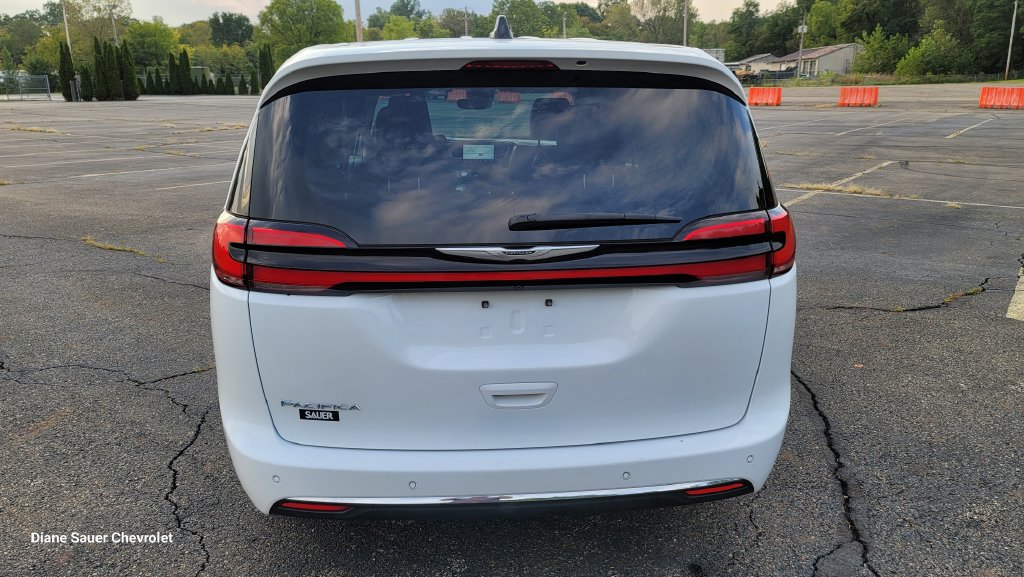 Used 2024 Chrysler Pacifica Touring-L FWD image 10