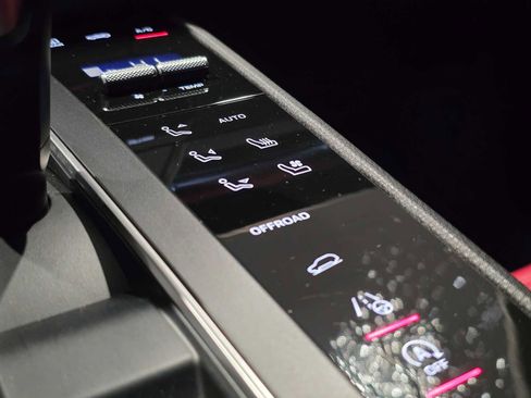 Used 2024 Porsche Macan image 33