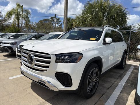 Used 2025 Mercedes-Benz GLS 450 4MATIC image 3