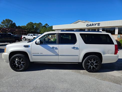 Used 2011 Cadillac Escalade ESV Premium image 3