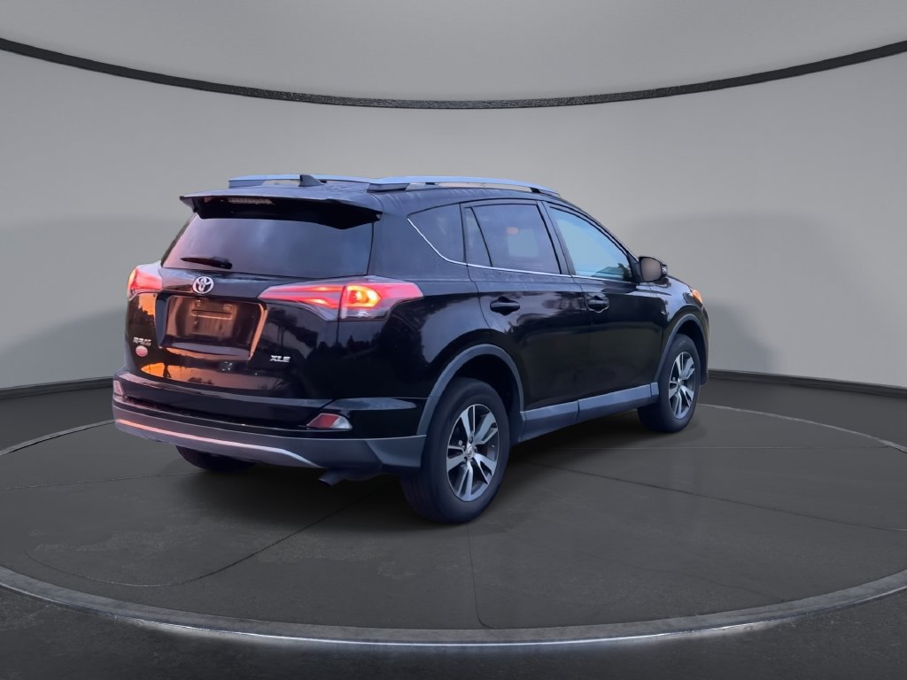 Used 2018 Toyota RAV4 XLE FWD image 8