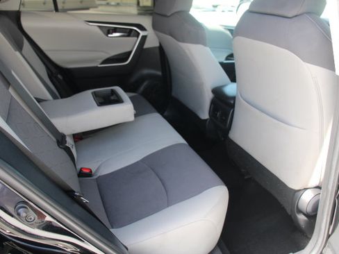 Used 2021 Toyota RAV4 XLE w/ Convenience Package FWD image 18