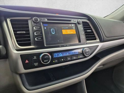 Used 2018 Toyota Highlander Plus w/ Carpet Mat Package (TMS) AWD/4WD image 13