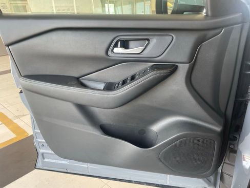 Certified 2026 Nissan Rogue SV FWD image 9