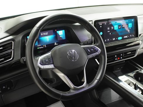 Used 2024 Volkswagen Atlas Cross Sport SE w/ Panoramic Sunroof Package FWD image 7