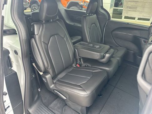 New 2026 Chrysler Pacifica Select image 19