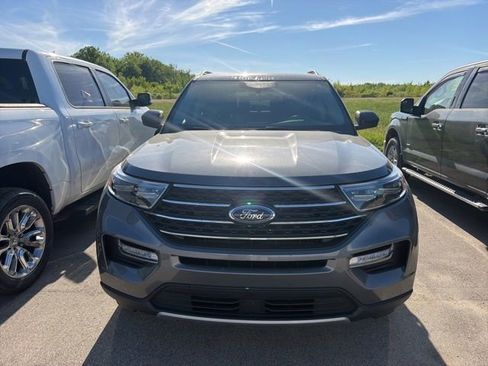 Used 2023 Ford Explorer XLT w/ Equipment Group 202A AWD/4WD image 2
