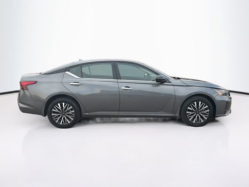 Used 2024 Nissan Altima 2.5 SV AWD/4WD image 10