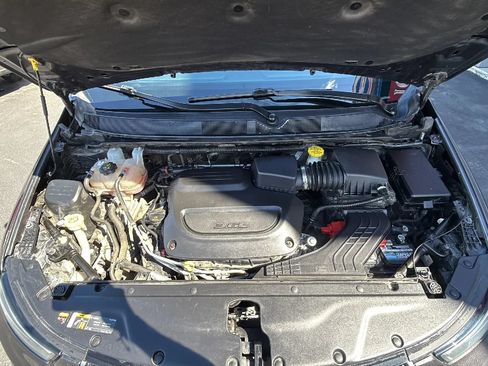 Used 2023 Chrysler Pacifica Touring FWD image 11
