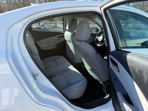 Used 2019 Toyota Yaris L image 16