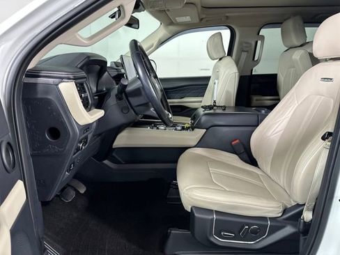 Used 2023 Ford Expedition Platinum image 11