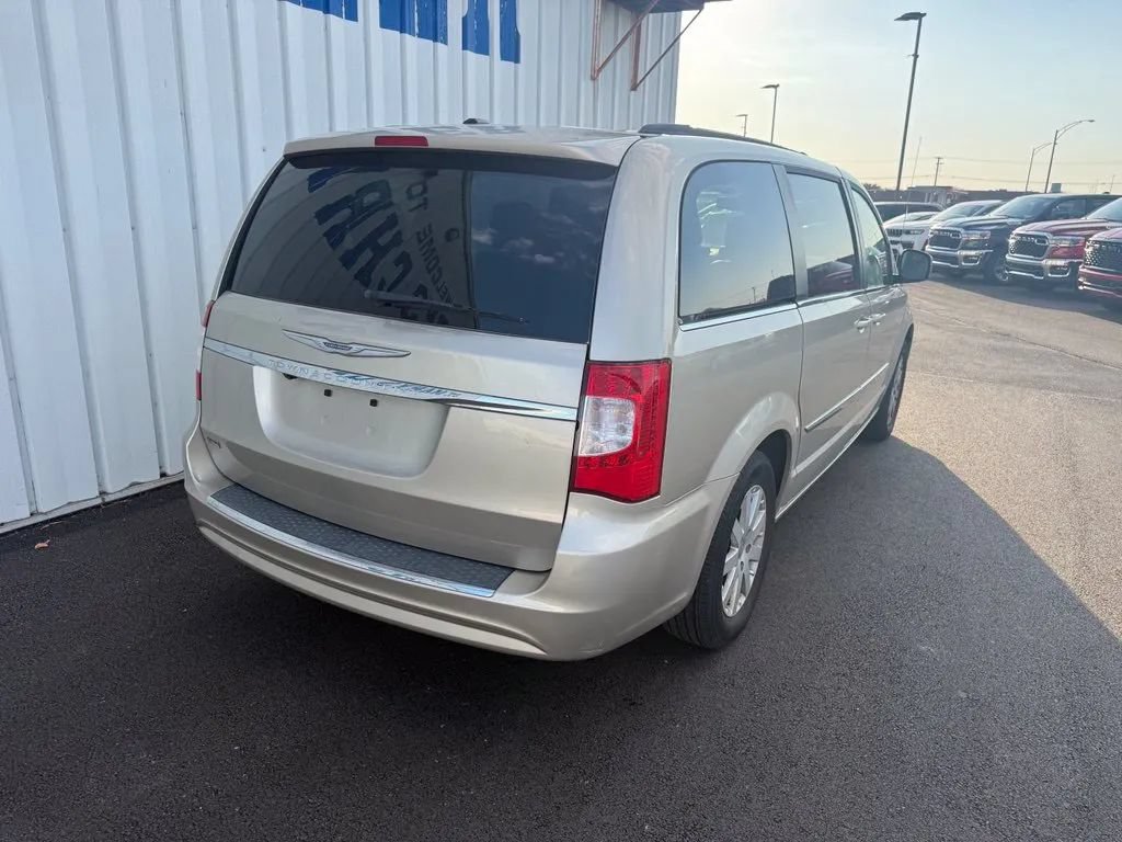 Used 2015 Chrysler Town & Country Touring FWD image 8