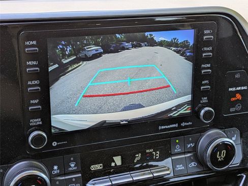 Used 2022 Toyota Highlander XLE AWD/4WD image 25