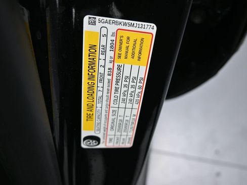 Used 2021 Buick Enclave Essence image 9