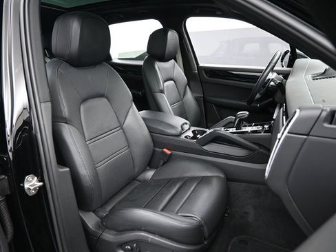 Certified 2023 Porsche Cayenne Platinum Edition AWD/4WD image 30