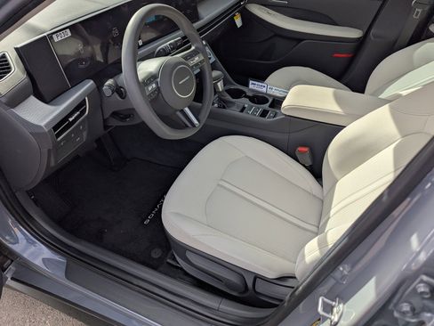 Certified 2025 Hyundai Sonata SE image 9