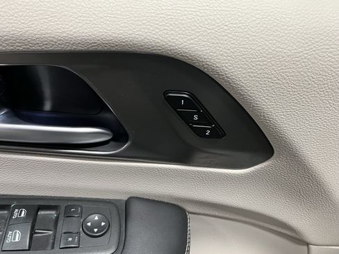 Used 2024 Chrysler Pacifica Touring-L image 18