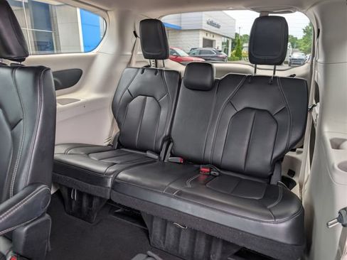 Used 2023 Chrysler Pacifica Touring-L FWD image 19