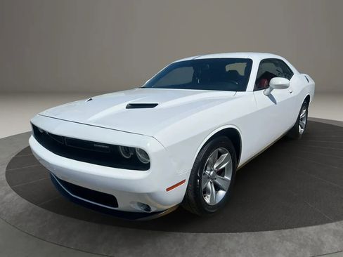 Used 2018 Dodge Challenger SXT RWD image 1