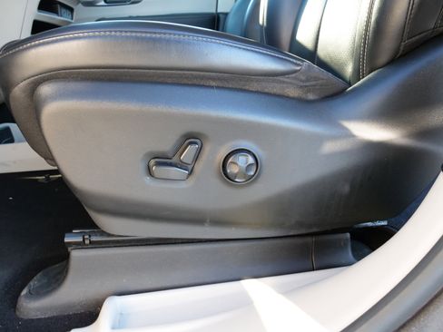 Used 2023 Chrysler Pacifica Touring-L image 17