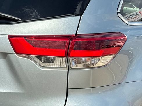 Used 2019 Toyota Highlander XLE AWD/4WD image 32