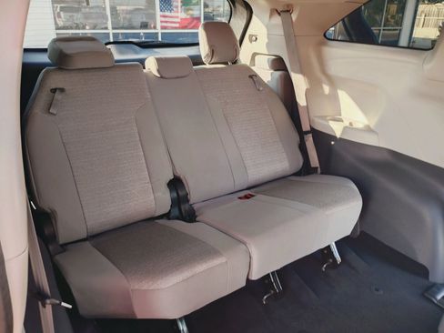 Used 2021 Toyota Sienna LE FWD image 11