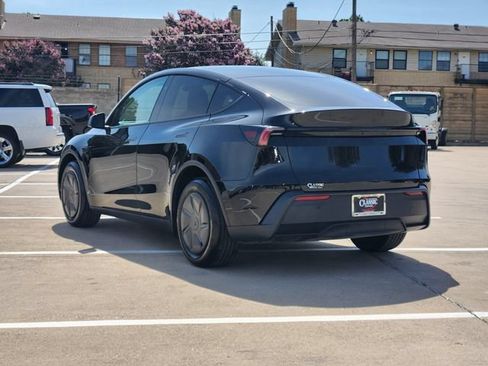 Used 2026 Tesla Model Y 2WD image 3