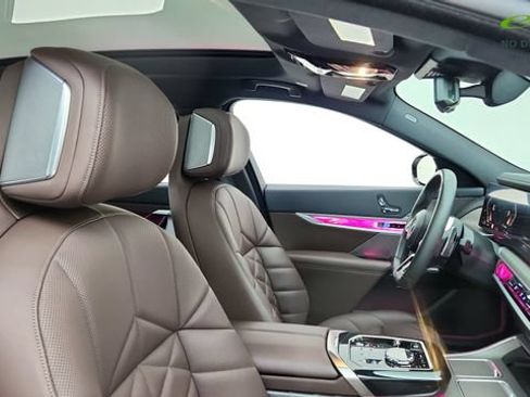 Used 2023 BMW 740i w/ Parking Assistance Package RWD image 21