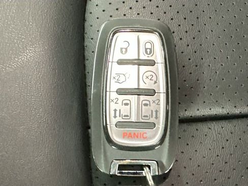 Used 2024 Chrysler Pacifica Select image 17