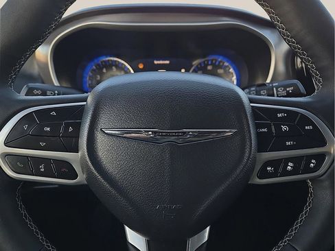 Used 2025 Chrysler Pacifica Select image 19