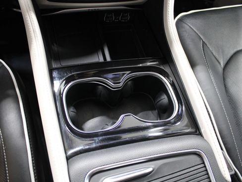 Used 2023 Chrysler Pacifica Limited FWD image 35
