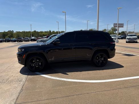 Used 2023 Jeep Grand Cherokee Altitude AWD/4WD image 5