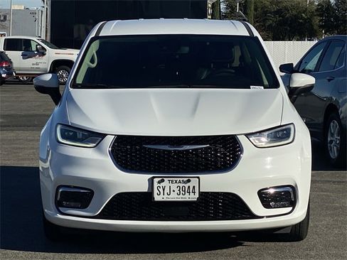 Used 2023 Chrysler Pacifica Touring-L image 2